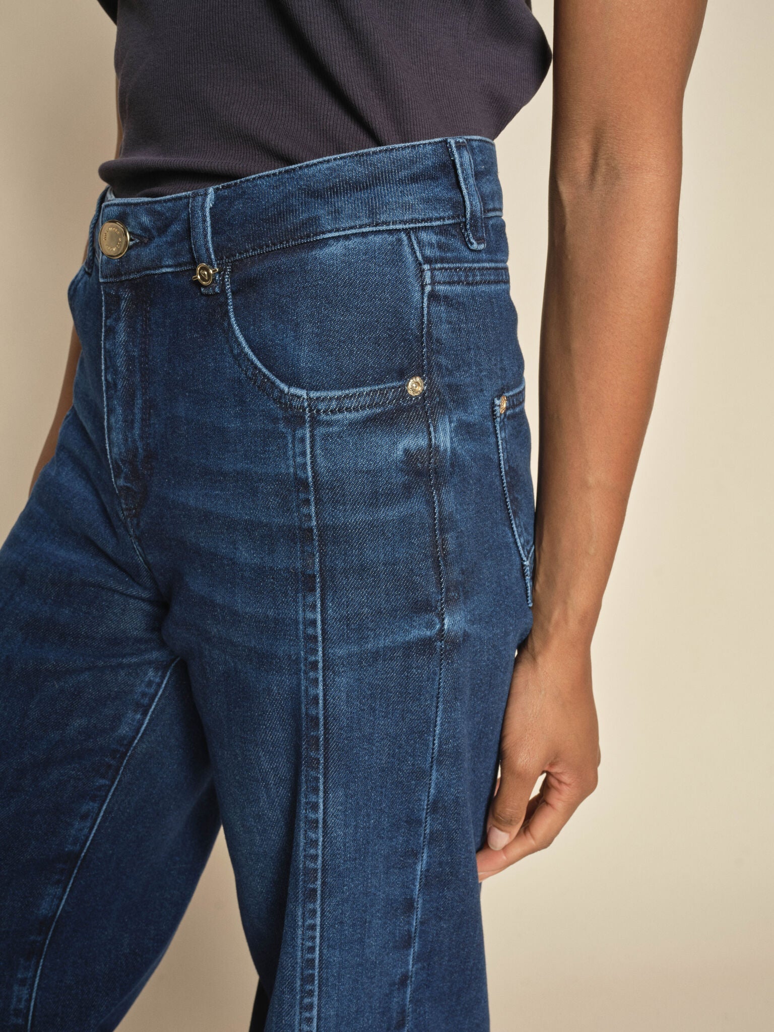 Modelshot / Dark Blue / Detail